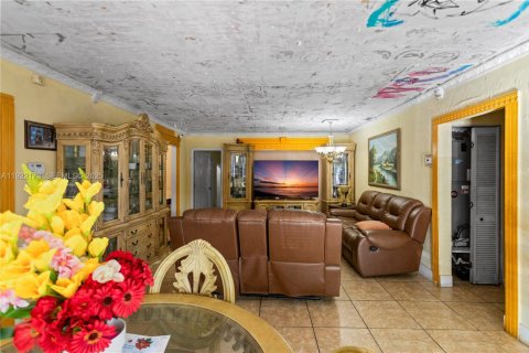 House in Miami, Florida 4 bedrooms, 219.34 sq.m. № 1976873 - photo 11