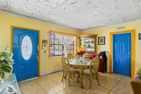 House in Miami, Florida 4 bedrooms, 219.34 sq.m. № 1976873 - photo 7