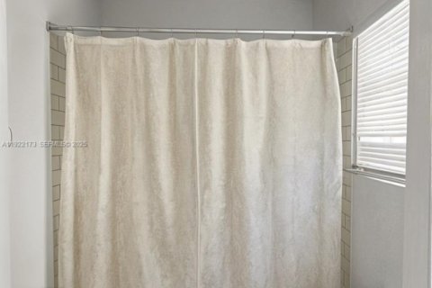 House in Miami, Florida 4 bedrooms, 219.34 sq.m. № 1976873 - photo 24