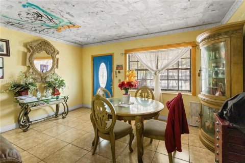 House in Miami, Florida 4 bedrooms, 219.34 sq.m. № 1976873 - photo 12