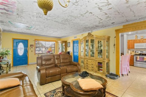House in Miami, Florida 4 bedrooms, 219.34 sq.m. № 1976873 - photo 8