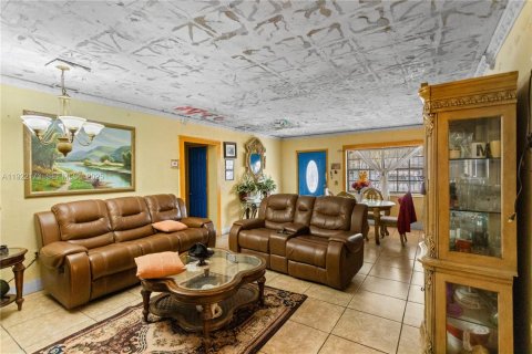 House in Miami, Florida 4 bedrooms, 219.34 sq.m. № 1976873 - photo 13