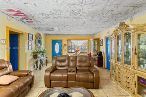 House in Miami, Florida 4 bedrooms, 219.34 sq.m. № 1976873 - photo 5