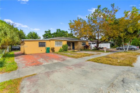 House in Miami, Florida 4 bedrooms, 219.34 sq.m. № 1976873 - photo 3