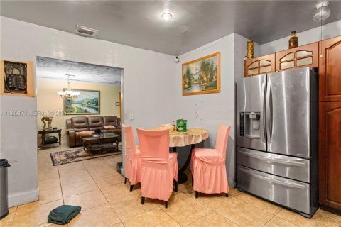 House in Miami, Florida 4 bedrooms, 219.34 sq.m. № 1976873 - photo 17