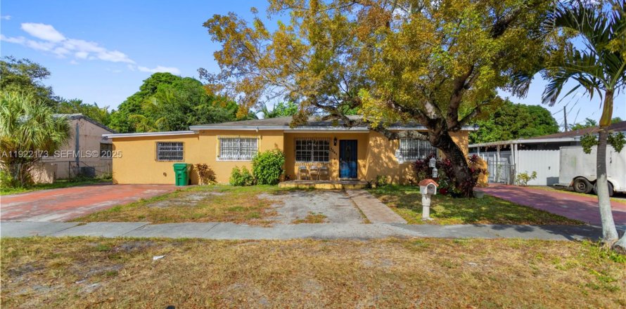 House in Miami, Florida 4 bedrooms, 219.34 sq.m. № 1976873