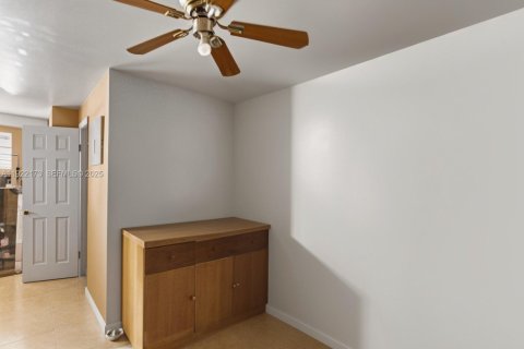 House in Miami, Florida 4 bedrooms, 219.34 sq.m. № 1976873 - photo 20