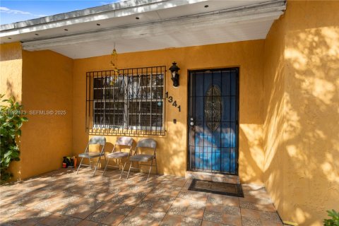 House in Miami, Florida 4 bedrooms, 219.34 sq.m. № 1976873 - photo 2