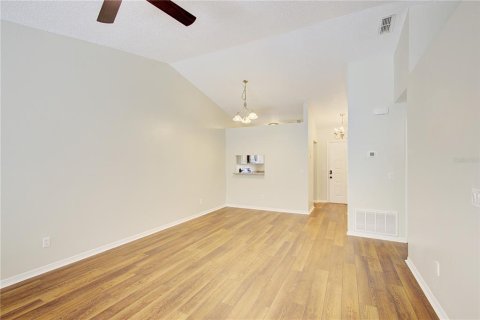 Townhouse in Winter Springs, Florida 2 bedrooms, 93.09 sq.m. № 2103574 - photo 13