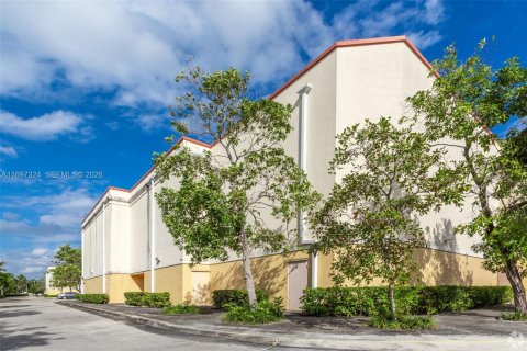 Immobilier commercial à vendre à Hialeah, Floride № 2181760 - photo 5