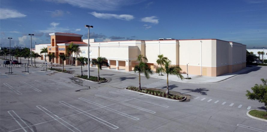 Immobilier commercial à Hialeah, Floride № 2181760