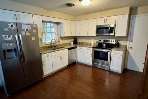 House in Zephyrhills, Florida 2 bedrooms, 96.25 sq.m. № 1553923 - photo 9