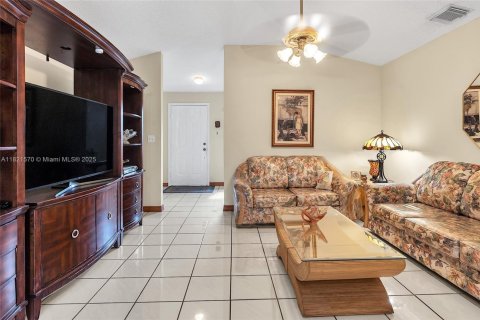 House in Miami, Florida 4 bedrooms, 177.35 sq.m. № 1781579 - photo 16