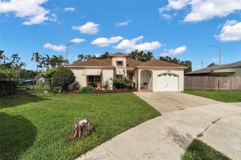House in Miami, Florida 4 bedrooms, 177.35 sq.m. № 1781579 - photo 12
