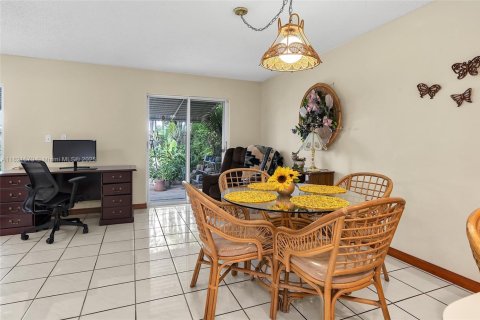 House in Miami, Florida 4 bedrooms, 177.35 sq.m. № 1781579 - photo 26