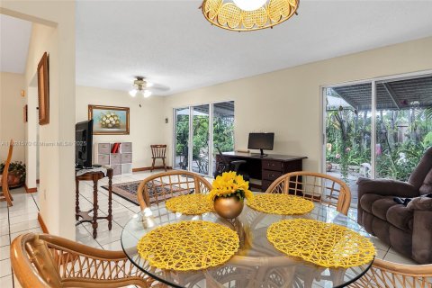 House in Miami, Florida 4 bedrooms, 177.35 sq.m. № 1781579 - photo 27