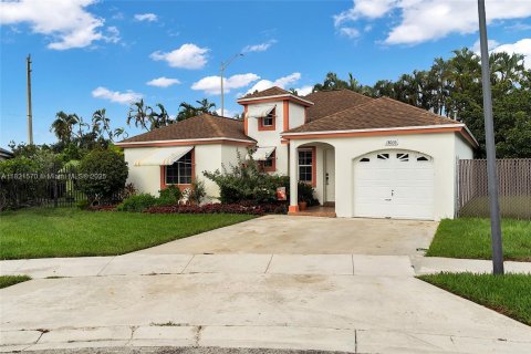 House in Miami, Florida 4 bedrooms, 177.35 sq.m. № 1781579 - photo 10