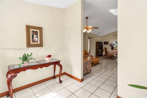 House in Miami, Florida 4 bedrooms, 177.35 sq.m. № 1781579 - photo 14