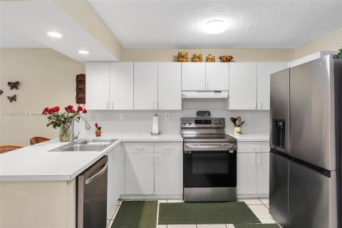 House in Miami, Florida 4 bedrooms, 177.35 sq.m. № 1781579 - photo 22