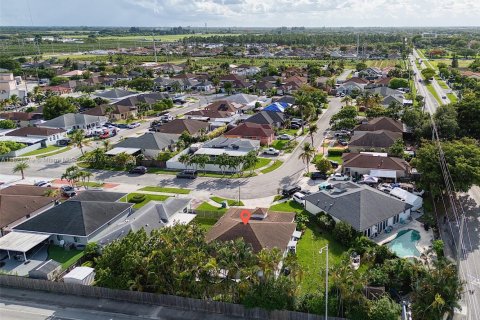 House in Miami, Florida 4 bedrooms, 177.35 sq.m. № 1781579 - photo 7