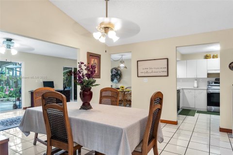 House in Miami, Florida 4 bedrooms, 177.35 sq.m. № 1781579 - photo 21