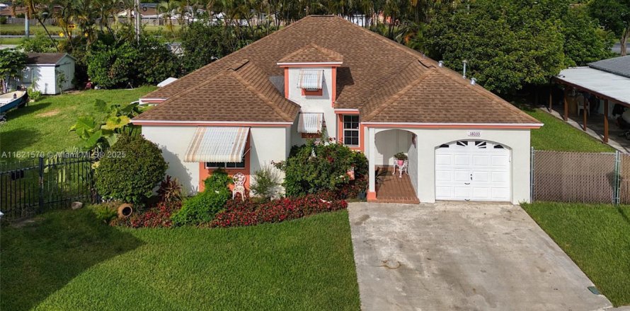 House in Miami, Florida 4 bedrooms, 177.35 sq.m. № 1781579
