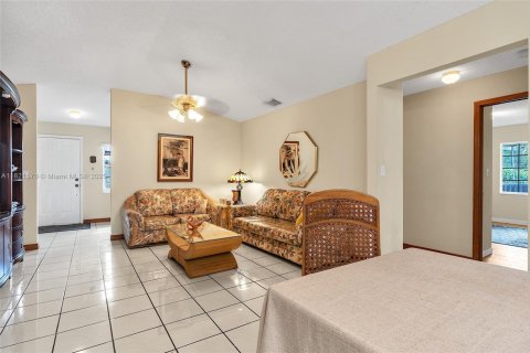 House in Miami, Florida 4 bedrooms, 177.35 sq.m. № 1781579 - photo 18