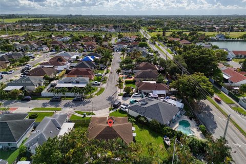 House in Miami, Florida 4 bedrooms, 177.35 sq.m. № 1781579 - photo 6