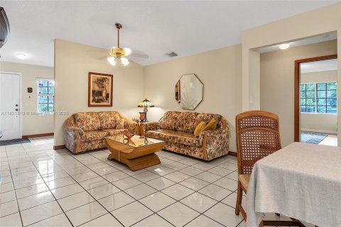 House in Miami, Florida 4 bedrooms, 177.35 sq.m. № 1781579 - photo 17