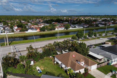 House in Miami, Florida 4 bedrooms, 177.35 sq.m. № 1781579 - photo 9