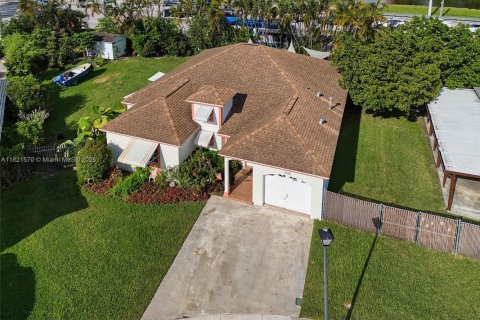 House in Miami, Florida 4 bedrooms, 177.35 sq.m. № 1781579 - photo 3