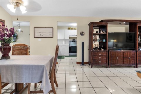 House in Miami, Florida 4 bedrooms, 177.35 sq.m. № 1781579 - photo 20