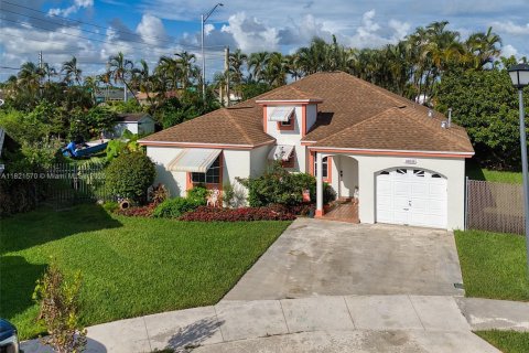 House in Miami, Florida 4 bedrooms, 177.35 sq.m. № 1781579 - photo 2