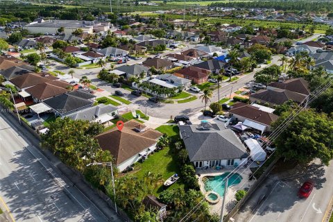 House in Miami, Florida 4 bedrooms, 177.35 sq.m. № 1781579 - photo 8