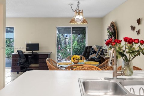 House in Miami, Florida 4 bedrooms, 177.35 sq.m. № 1781579 - photo 25