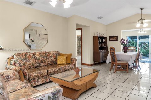 House in Miami, Florida 4 bedrooms, 177.35 sq.m. № 1781579 - photo 15