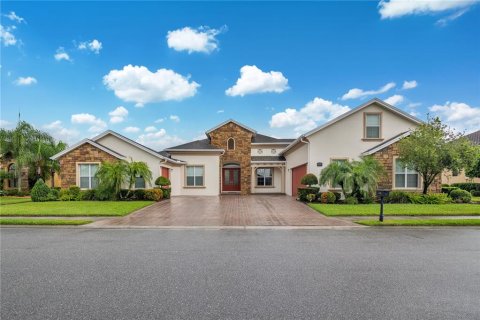 House in Lakeland, Florida 5 bedrooms, 407.75 sq.m. № 1919231 - photo 1