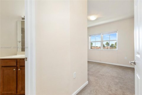 Condo in Doral, Florida, 2 bedrooms  № 1996071 - photo 21