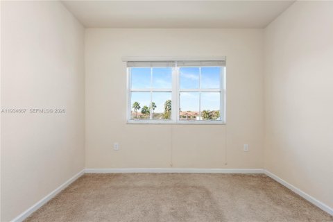Condo in Doral, Florida, 2 bedrooms  № 1996071 - photo 22