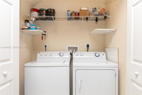 Condo in Doral, Florida, 2 bedrooms  № 1996071 - photo 12