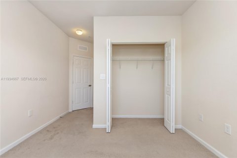 Condo in Doral, Florida, 2 bedrooms  № 1996071 - photo 23