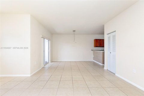 Condo in Doral, Florida, 2 bedrooms  № 1996071 - photo 5