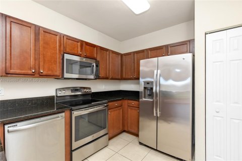 Condo in Doral, Florida, 2 bedrooms  № 1996071 - photo 10
