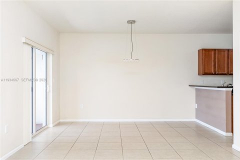 Condo in Doral, Florida, 2 bedrooms  № 1996071 - photo 7