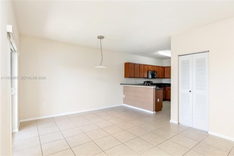 Condo in Doral, Florida, 2 bedrooms  № 1996071 - photo 13