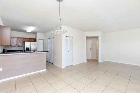 Condo in Doral, Florida, 2 bedrooms  № 1996071 - photo 14
