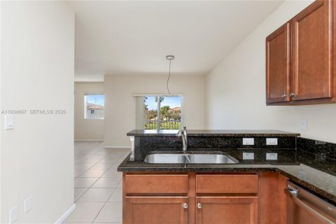 Condo in Doral, Florida, 2 bedrooms  № 1996071 - photo 11