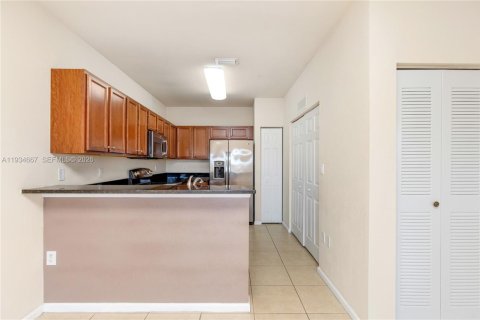Condo in Doral, Florida, 2 bedrooms  № 1996071 - photo 8