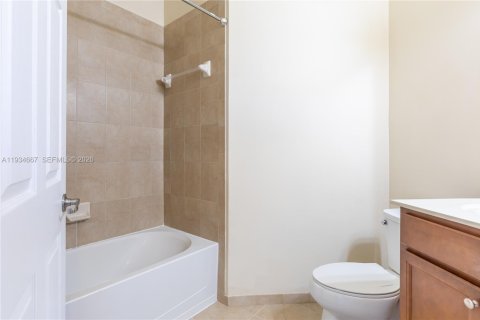 Condo in Doral, Florida, 2 bedrooms  № 1996071 - photo 25