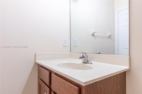 Condo in Doral, Florida, 2 bedrooms  № 1996071 - photo 18